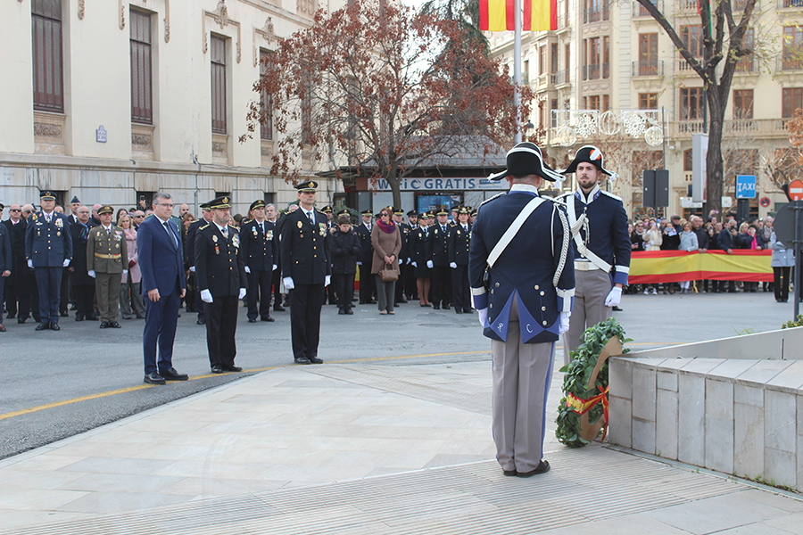 Agentes depositando una corona de flores en el acto homenaje a los caidos en Granada.